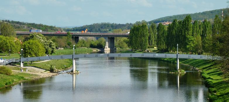 BBeroun (CZ), Steg über die Berounka von Norden gesehen:Im Hintergrund die Autobahnbrücke