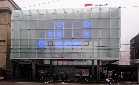 Ankunftshalle des Bahnhofs Sankt Gallen:Binär-Uhr mit drei Zeilen zur elektronischen Anzeige der Stunden (16,8,4,2,1), Minuten (32,16,8,4,2,1), Sekunden (32,16,8,4,2,1), Beispiel 9 Uhr 25 Minuten 46 Sekunden, an der Fassade des Hauptbahnhofs von St. Gallen, Schweiz
