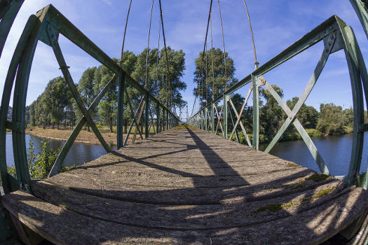 Seilhängebrücke am Kaltenborn:Die Fußgängerbrücke wurde für das ehemalige Barmer Wasserwerk gebaut. Die Baupläne von 1893 sind noch vorhanden. Seit 1985 steht die Brücke unter Denkmalschutz.