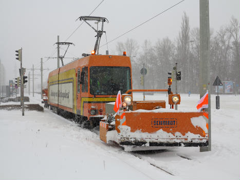 Der Arbeitstriebwagen 462 mit einem Schneepflug bei Räumarbeiten während starken Schneefalls