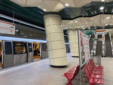 This photo contains a picture of a Valea Ialomitei bound Bombardier Movia train inside the terminus Eroilor 2 station, on the M5 line in Bucharest