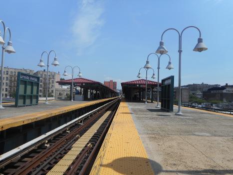 Burnside Avenue Subway Station (Jerome Avenue Line):Looking north at both canopies from the Woodlawn-bound platform along the Express Tracks, of the Burnside Avenue Elevated Railroad Station on the IRT Jerome Avenue Line between the Morris Heights and University Heights sections of The Bronx, New York City. This view is from the south end of the platform, although the 125th Street-bound platform can also be seen to the left.