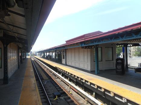 Burnside Avenue Subway Station (Jerome Avenue Line):The express tracks facing south around one of the sheltered staircases along the Woodlawn-bound platform at Burnside Avenue Elevated Railroad Station on the IRT Jerome Avenue Line between the Morris Heights and University Heights sections of the West Bronx, in New York City. The sheltered staircase along the Manhattan and Brooklyn-bound platform can be seen on the right. Both shelters lead to the same station house below the tracks and above the street. A horizontal subway signal can also be seen under the Manhattan and Brooklyn-bound platform too.
