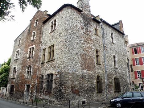 Cahors (Lot), hôtel de Roaldès:À gauche : façade est, donnant sur le quai Champollion ; à droite : façade nord, place Henri IV.
