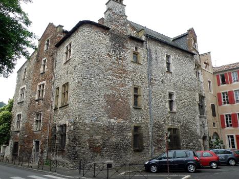 Cahors (Lot), hôtel de Roaldès, ou maison Henri IV, datant de fin Xve:À gauche : façade est, donnant sur le quai Champollion ; à droite : façade nord, place Henri IV.