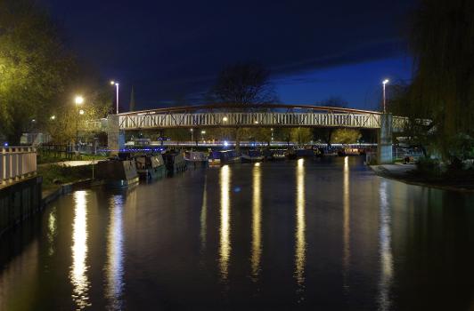 The River Cam in Cambridge at night : This is the footbridge west of Elizabeth Way, with Midsummer Common on the left