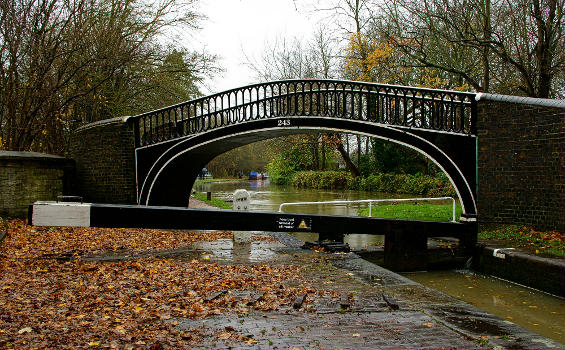 Oxford Canal Roving Bridge (243) at Isis Lock