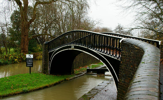 Oxford Canal Roving Bridge (243) at Isis Lock