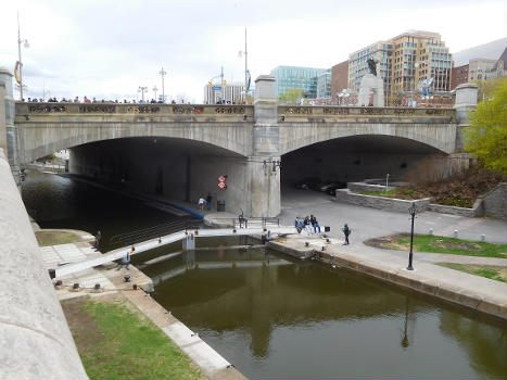 Plaza Bridge