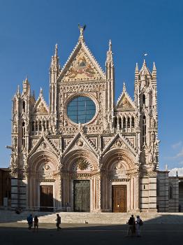 Façade de la cathédrale Notre-Dame-de-l'Assomption à Sienne