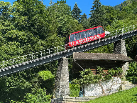 Harderbahn bei Interlaken, kurz vor der Ankunft bei der Talstation.