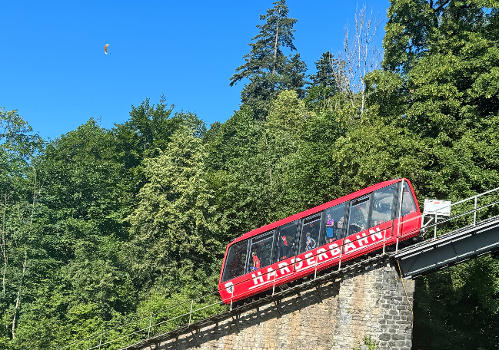 Harderbahn bei Interlaken, kurz vor der Ankunft bei der Talstation.