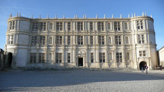 A Grignan, dans la Drôme (France), le célèbre château et sa somptueuse façade Renaissance, dite aussi François Ier, récemment restaurée.