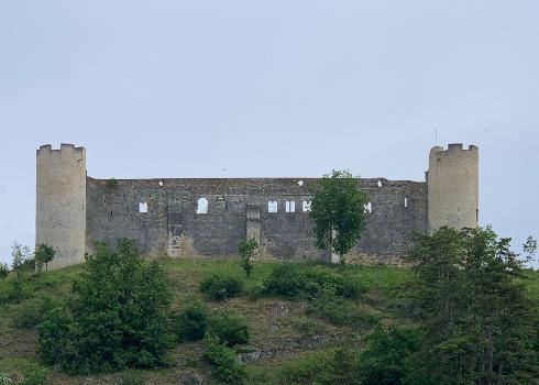 Château fort de Druyes-les-Belles-Fontaines depuis le village bas en juin 2019.
