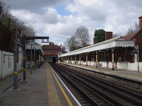 Chigwell station looking west (towards Woodford), though operationally this is "eastbound" due to the Hainault Loop