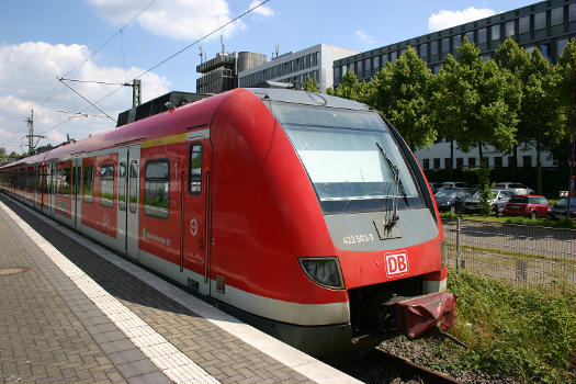 Triebwagen 94 80 0422 563-7 D-DB der DB Regio auf der Linie S6 in Ratingen Ost