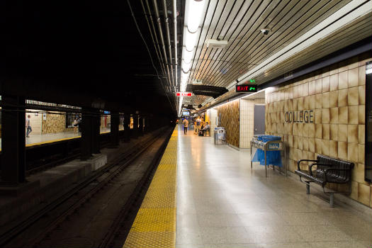 Station de métro College