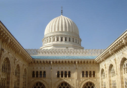 Patio de la mosquée Émir Abdelkader avec vue sur le dôme (Constantine, Algérie).