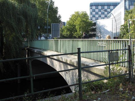 Die Corneliusbrücke führt in den Straßenzug Stülerstraße/Budapester Straße über den und verbindet das Corneliusufer mit dem Lützowufer. Sie trägt seit 1876 den Namen des Malers .