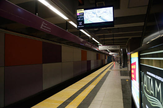 Metrobahnhof Correo Central