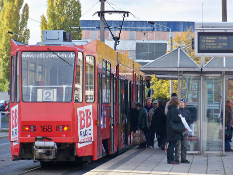 Straßenbahn der Linie 2 Richtung Jessener Straße an der Haltestelle in Cottbus.