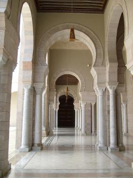 Couloir entourant la cour de la mosquée El Abidine de Carthage
