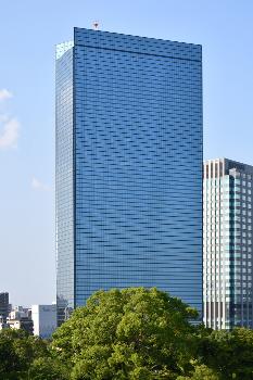 La Crystal Tower, gratte-ciel situé dans l'arrondissement Chuo-ku d'Osaka, au Japon