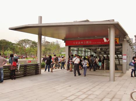 Metrobahnhof Daan Park