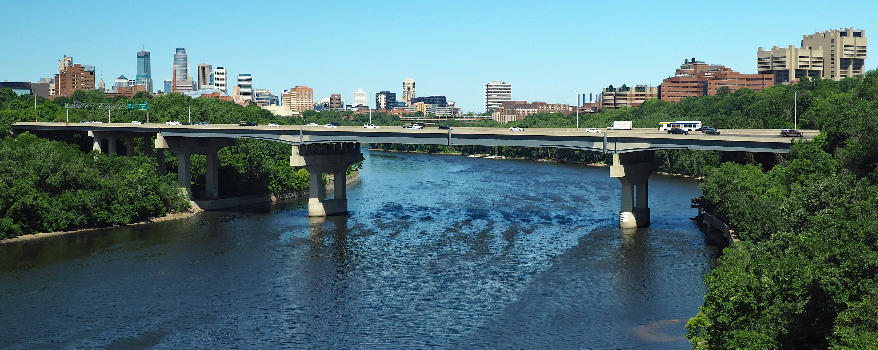 Dartmouth Bridge carrying I-94 over the Mississippi River in Minneapolis, Minnesota, USA:Viewed from the southeast from the Franklin Avenue Bridge.