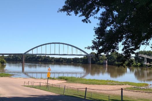 Des Arc White River bridge as seen from a city park
