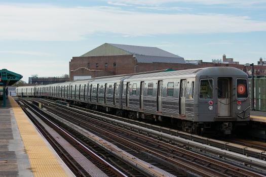 A Gravesend bound D train made up of R68 subway cars departing 18 Avenue on the West End Line