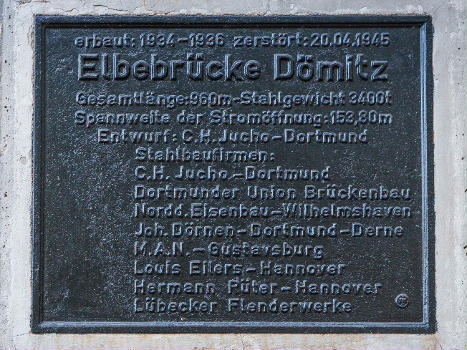 Informationstafeln am Brückenteilstück der alten Straßenbrücke über die Elbe in Dömitz