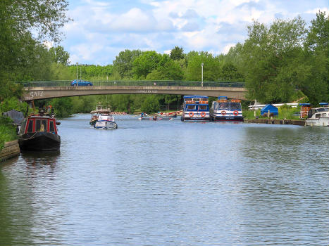 Donnington Bridge over the River Thames 