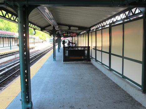 The downtown platform of the Dyckman Street station on the IRT Broadway-Seventh Avenue Line