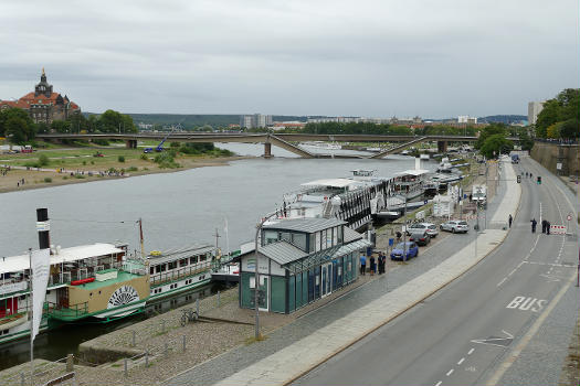 Die am 11. September 2024 teilweise eingestürzte Carolabrücke in Dresden:Westansicht von der Brühlschen Terrasse um 15 Uhr (etwa zwölf Stunden nach dem Einsturz).