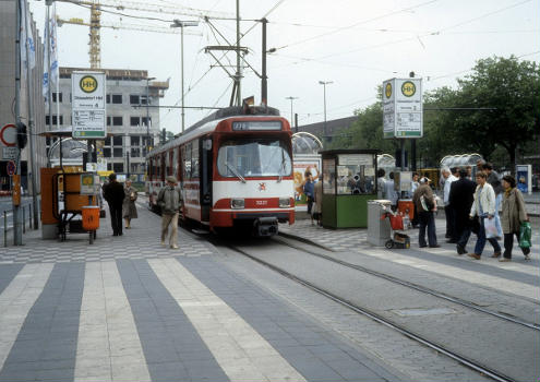 Düsseldorf Rheinbahn SL 718 (DÜWAG-GT8SU 3221) Hauptbahnhof im Mai 1987.