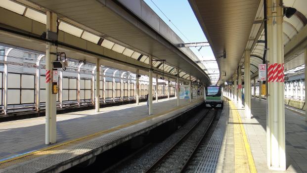 Sakuragicho Station : Looking north from the south end of platforms 1 and 2, with a Yokohama Line E233-6000 series EMU awaiting departure from platform 3