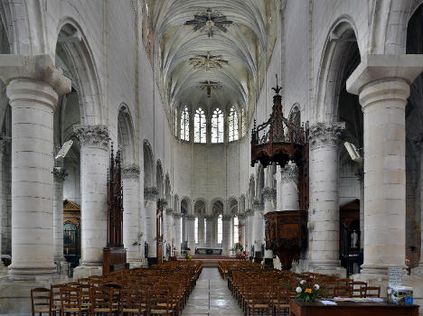 Église Saint-Pierre d'Auxerre - interior