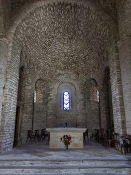 Vue de l'autel de l'église Sainte-Marie de Saint-Hymetière