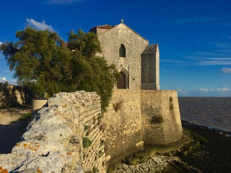 Façade Ouest de l'église Sainte-Radegonde de Talmont-sur-Gironde édifiée sur une falaise surplombant l'estuaire de la Gironde : Cette église est parfois considérée comme l'archétype du style roman saintongeais.