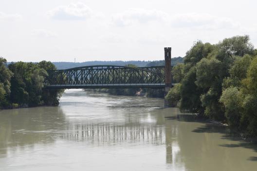 Eisenbahnbrücke über den Fluß Inn, Stadtgebiet Passau.