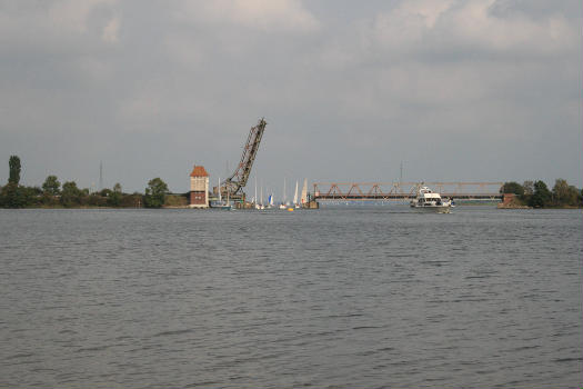 Eisenbahnbrücke über die Schlei in Schleswig-Holstein:Die Brücke gehört zum Gemeindegebiet von Rieseby, wird aber allgemein als Brücke von Lindaunis bezeichnet.