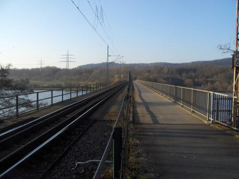 Konzer Moselbrücke:Die Eisenbahnbrücke über die Mosel zwischen Konz-Karthaus und Trier-Zewen. 1953 ersetzte die Brücke einen 1944 zerstörten Bau von 1860. In den 1990er Jahren wurde ein Gleis druch einen Radweg ersetzt.