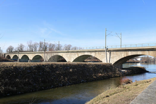 Bahnstrecke Rosenheim – Freilassing, Stephanskirchen; Eisenbahnbrücke über den Inn.
Im Vordergrund: Mündung der Rohrdorfer Achen in den Inn