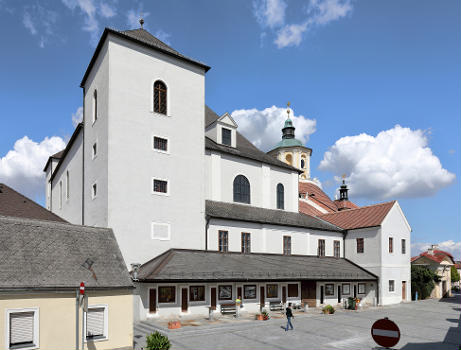 Haydnkirche, Eisenstadt : Südansicht der mit ehemaligen Devotionalienläden in der burgenländischen Landeshauptstadt .Die Grundsteinlegung der Kirche erfolgte 1715. Nach einer Bauunterbrechung erfolgte um 1765 die Weiterführung des Baues und 1803 die feierliche Einweihung. Der östlich angebaute wurde bereits von 1701 bis 1710 errichtet.