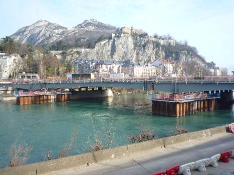 Travaux d'élargissement du pont de la Porte de France à Grenoble pour y faire passer la ligne E du tramway