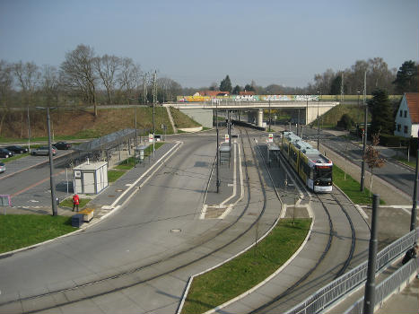 Endhaltestelle und Wendeschleife der Straßenbahn 1, Bremen Mahndorf:Im Hintergrund verläuft die Bremer Umgehungsbahn (Sagehorn–Dreye) über die Brücke. Von Fußgängerbrücke des Bahnhofs aus fotografiert.