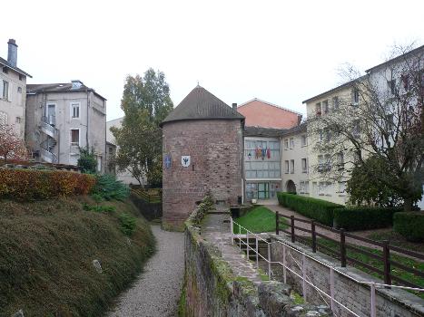 Epinal (Vosges) : murailles et tours (XIIIe-XVIIe s.) dans le quartier du Chapitre