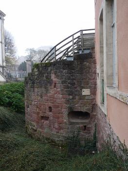Epinal (Vosges) : la tour Jacques (XIIIe s.. Canonnière remplaçant une archère. Fondations de la tour et de la muraille.