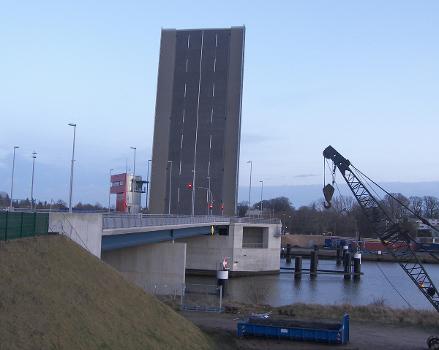 eine noch nicht in Betrieb genommene Brücke der Lübecker Nordtangente aus dem Jahre 2006